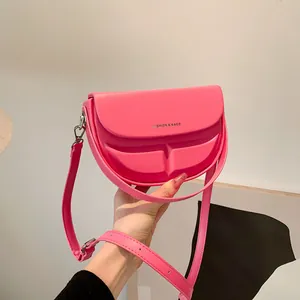 Rosa Satteltasche aus PU-Leder mit Silberaufdruck und verstellbarem Schultergurt