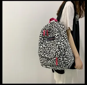 Détail d'un sac à dos Harajuku en toile léopard avec tirette de fermeture rose vif