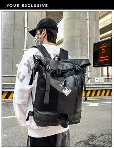 Zaino nero impermeabile con chiusura roll-top e fibbie in un moderno contesto urbano