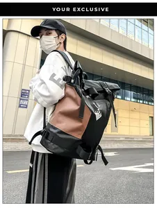 Zaino roll-top in nero e marrone indossato da un modello maschile in città