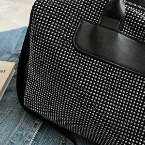 Gros plan sur les détails en strass brillants et la texture du cuir noir du sac de sport