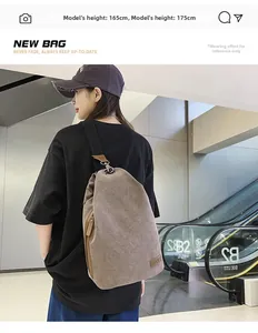 Sac bandoulière en toile marron porté par un mannequin de 175cm dans un centre commercial