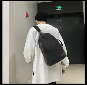 Primo piano della borsa a tracolla in tela nera con grande capacità e stile urbano moderno