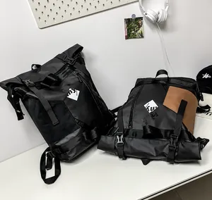 Dettaglio di zaini impermeabili roll-top con tasche a contrasto e fibbie di sicurezza