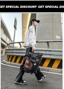 Vista street style di uno zaino roll-top nero e marrone con chiusure a fibbia