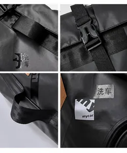 Dettaglio dello zaino nero in nylon impermeabile con fibbie robuste e logo del marchio