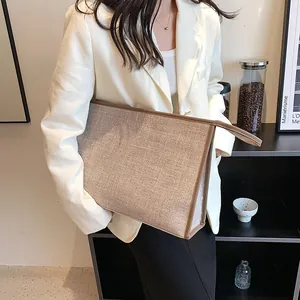 Pochette de bureau minimaliste en lin beige avec finitions en cuir marron pour documents