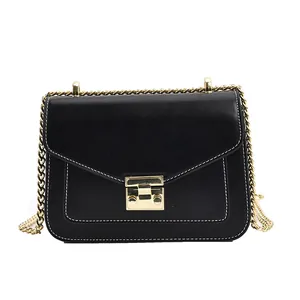 Bolso bandolera vintage de cuero negro con cadena dorada y costuras blancas contrastadas