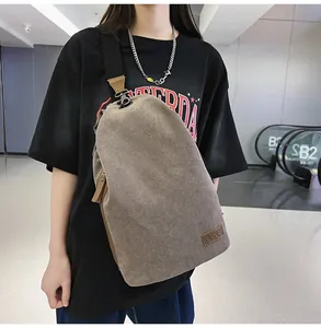 Détail du sac en toile gris-brun montrant la texture et l'étiquette en cuir NANA