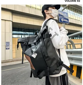Dettagli del tessuto impermeabile e delle fibbie sul grande zaino techwear nero capiente