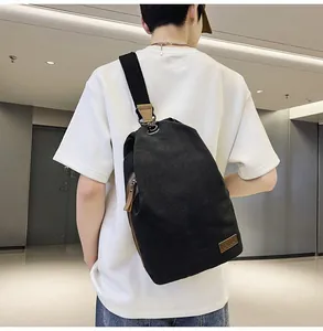Détail du sac en toile noire avec patch en cuir marron et étiquette de marque Nana