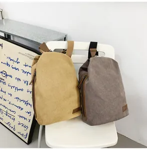 Détails des sacs en toile kaki et café avec fermetures en cuir et sangle réglable