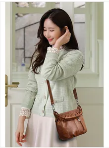 Sac bandoulière vintage en cuir marron avec poignée plissée porté par un mannequin