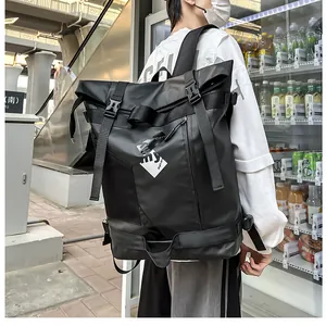 Vista laterale del grande zaino nero impermeabile indossato da un uomo in una stazione