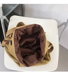Vue détaillée de l'intérieur du sac en toile avec grande capacité et poche zippée pratique