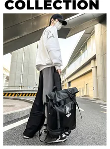 Dettaglio zaino urban techwear con chiusura roll-top e cinghie funzionali in città