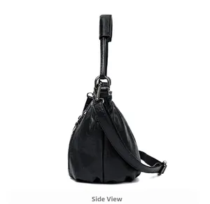 Vue latérale du sac à bandoulière en cuir PU noir montrant la forme triangulaire et la chaîne