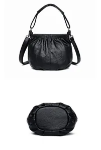 Détails du dos et de la base ovale du sac à bandoulière noir à plis rétro