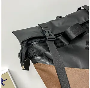 Dettaglio del rivestimento nero impermeabile e patchwork in tela marrone con fibbia
