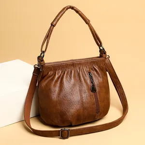 Sac Bandoulière Vintage pour Femmes en Cuir PU Souple Design Plissé Sac à Épaule Dumpling Avec Pendentif Coeur Sac à Main