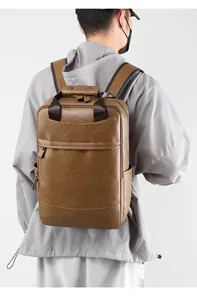 Gros plan du sac à dos business en cuir PU marron avec texture sur un mannequin