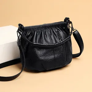 Sac bandoulière en cuir noir avec design plissé en forme de nuage et sangle réglable