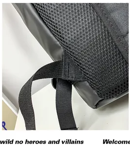 Dettaglio dello schienale in rete traspirante e cinghie in nylon rinforzato dello zaino