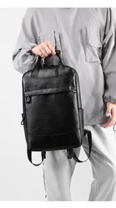 Détail d'un sac à dos d'affaires noir pour homme avec fermeture éclair et poignée large