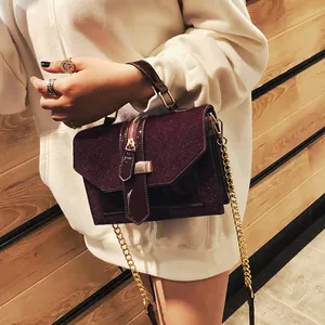 Bolso de mano granate para mujer en charol brillante con correa de cadena dorada