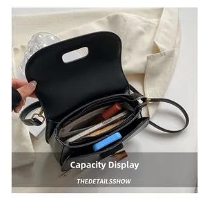 Détails de la capacité interne du sac à bandoulière en cuir noir avec plusieurs compartiments