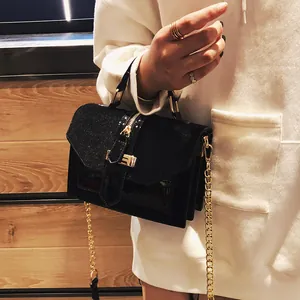 Bolso de mano negro de moda con detalles de leopardo y correa de cadena dorada