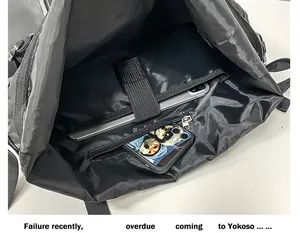 Dettaglio interno dello zaino roll-top con scomparto per laptop e tasca zip