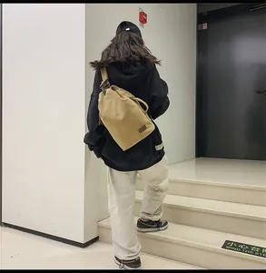 Borsa a tracolla in tela kaki con toppa in pelle marrone e tracolla regolabile