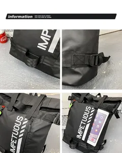 Detail van waterdichte zwarte nylon rugzak in streetwear-stijl met letters en gespen