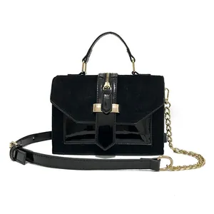 Elegante bolso de hombro negro en ante y charol con una cadena dorada moderna