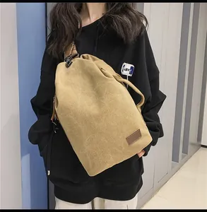 Borsa a tracolla in tela kaki a secchiello con dettagli in pelle e tracolla regolabile