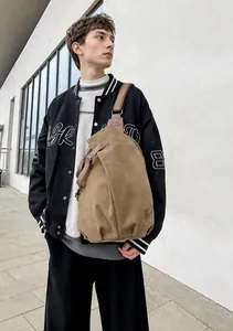 Nahaufnahme der braunen Canvas-Umhängetasche mit Leder-Verstellschnalle und Outdoor-Stil