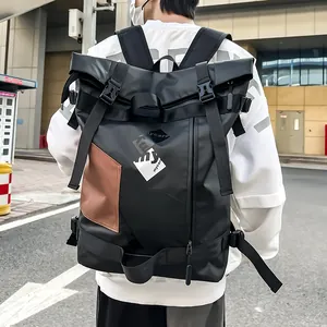 Zaino roll-top nero e marrone con design urbano minimalista e cinghie a fibbia