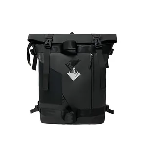 Zaino nero impermeabile con chiusura roll-top e logo mycare per outdoor e città