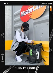 Detail van techwear rugzak met rolsluiting en neon groene decoratieve sleutelhanger