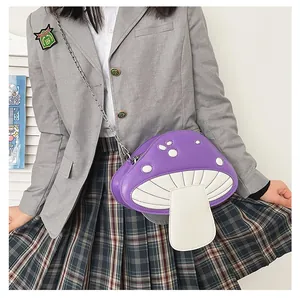 Gros plan d'un sac bandoulière mignon en forme de champignon violet sur un modèle