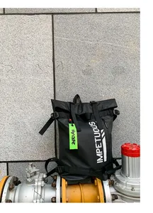 Detail van zwarte streetstyle rugzak met witte tekst en een neon groen MYCARE label