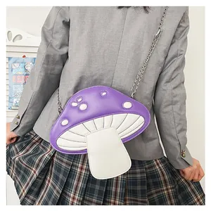 Vue arrière du mannequin portant un sac champignon en cuir verni violet avec une chaîne argentée