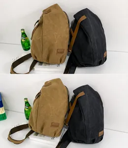 Details von khakifarbenen und schwarzen Canvas-Umhängetaschen mit Ledergriffen und Logo