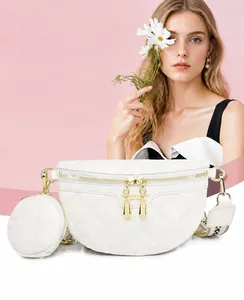 Detail von weißer gesteppter Gürteltasche mit Gold-Hardware und gewebtem Schultergurt