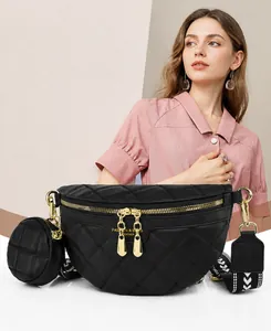 Detail der schwarzen gesteppten Gürteltasche mit Goldreißverschluss und breitem Gurt