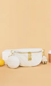 Nahaufnahme der weißen Stepp-Gürteltasche mit goldenen Reißverschlüssen und Münzfach