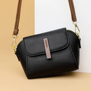 Elegante borsa a tracolla nera con trama litchi, cinturino marrone e dettagli oro
