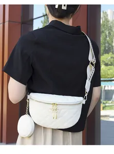 Detaillierte Rückansicht der weißen Stepp-Gürteltasche mit Kettentasche und Gurt