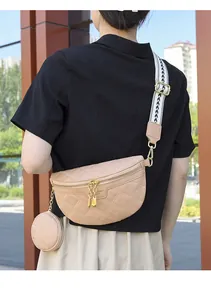 Details der beigen gesteppten Bauchtasche mit Pfeilgurt und kleiner Münztasche